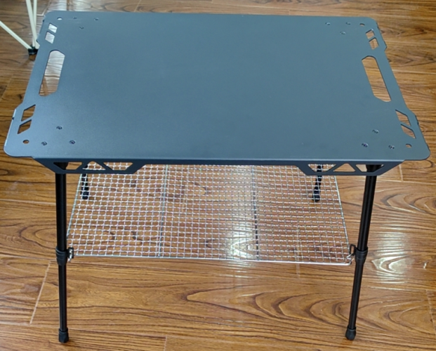 Folding camping table